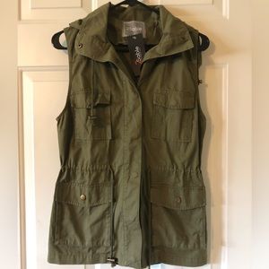 NWT 2 Sable Vest in Olive Green, Size Small